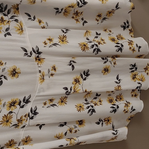 Women's Torrid Ivory Floral Short Sleeve Top Size 0 (12) - Picture 6 of 11